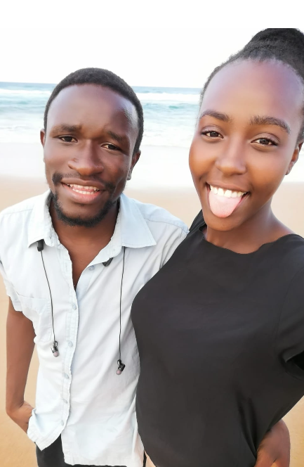 Alírio e Engrácia num momento feliz junto à praia